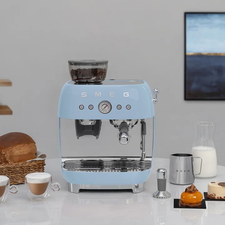 Espresso machine with portafilter EGF03 from Smeg