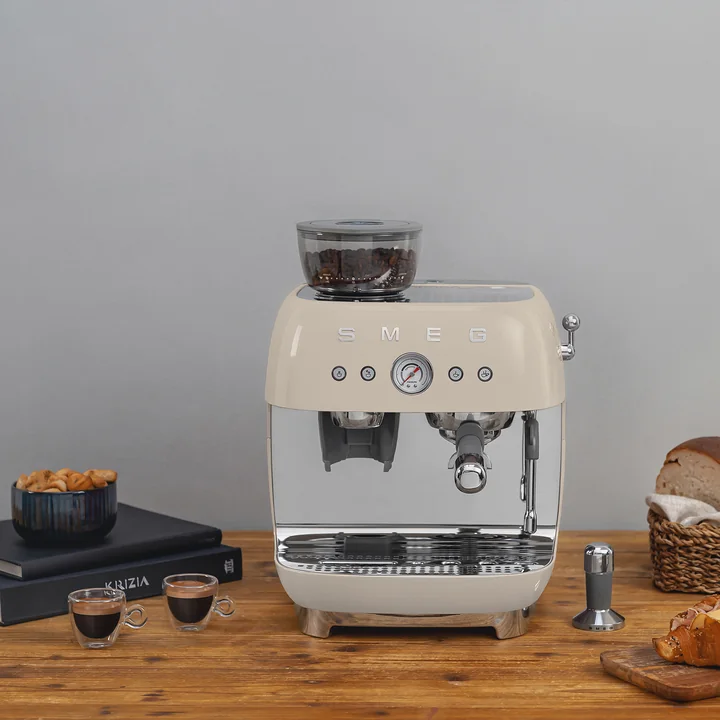 Espresso machine with portafilter EGF03 from Smeg