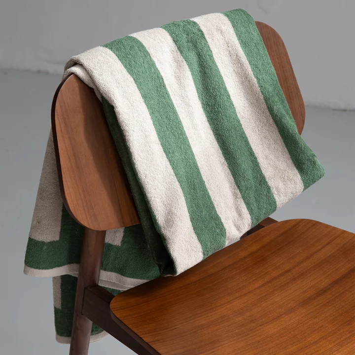 Meryl bath towel from Studio Zondag in the camel / green version