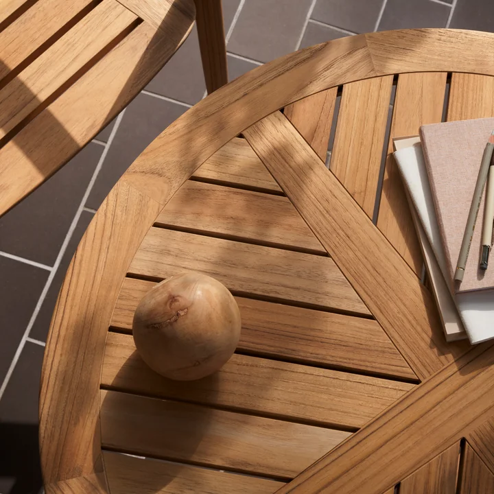Embrace Garden table, untreated teak, Ø 80 cm from Carl Hansen