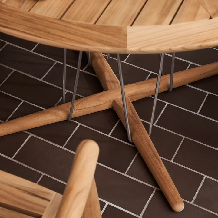 Embrace Garden table, untreated teak, Ø 80 cm from Carl Hansen