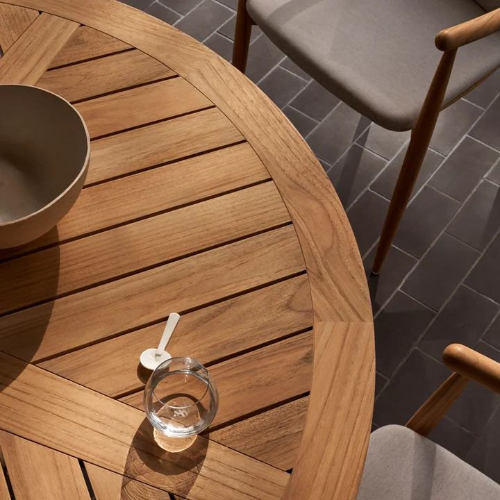 Embrace Garden table, untreated teak, Ø 80 cm from Carl Hansen