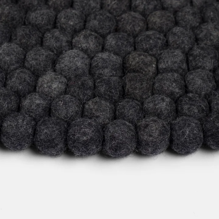 Myfelt-Hugo-filzkugelteppich-rund-anthrazit-meliert-Detail-2