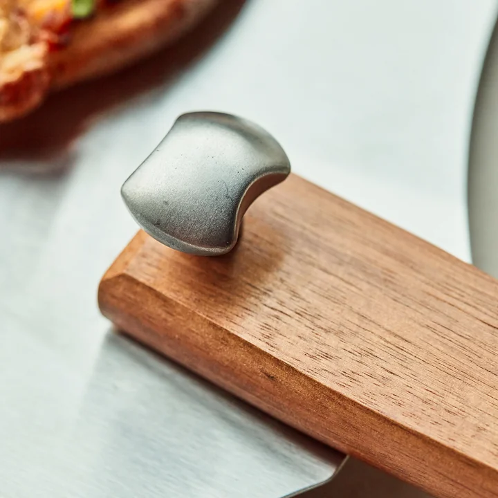 Pizza peel with adjustable handle from Nicolas Vahé