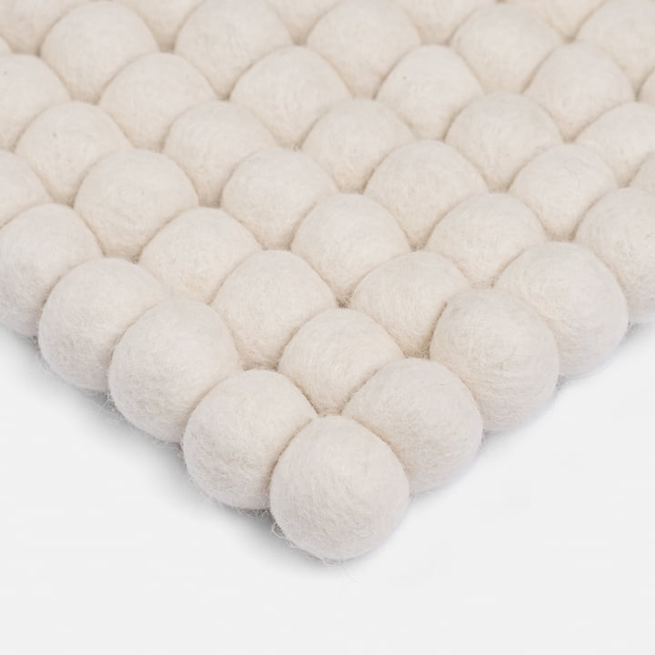 Myfelt-Linea-Filzkugelteppich-naturweiss-rechteckig-Detail-4