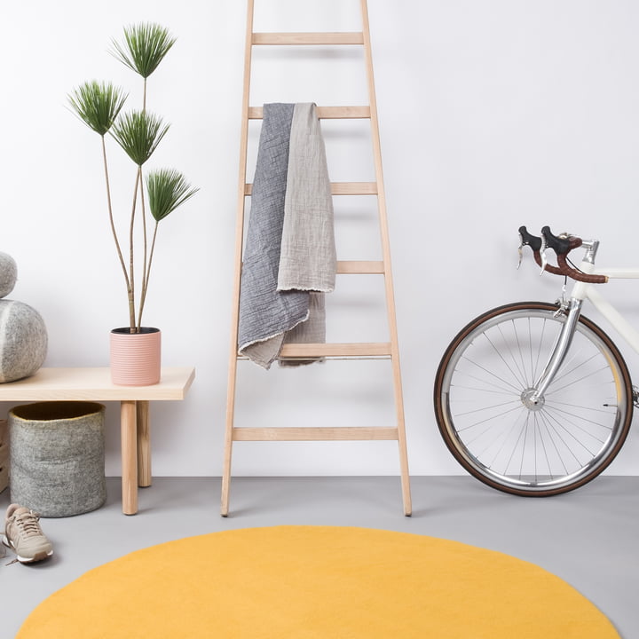 myfelt-Klara-Filzteppich-120-cm-senfgelb-Lifestyle-3