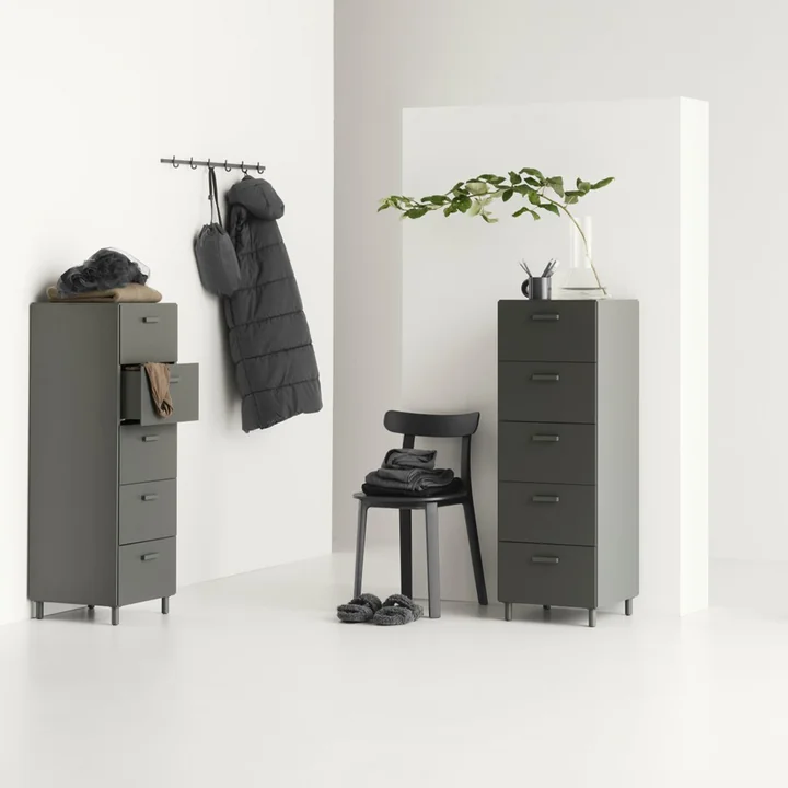 String - Relief Chest of drawers with legs