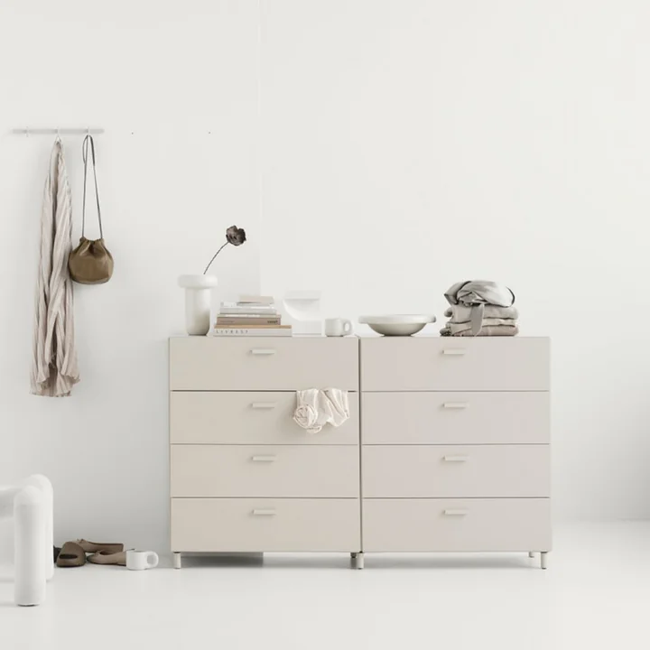 String - Relief Chest of drawers with legs