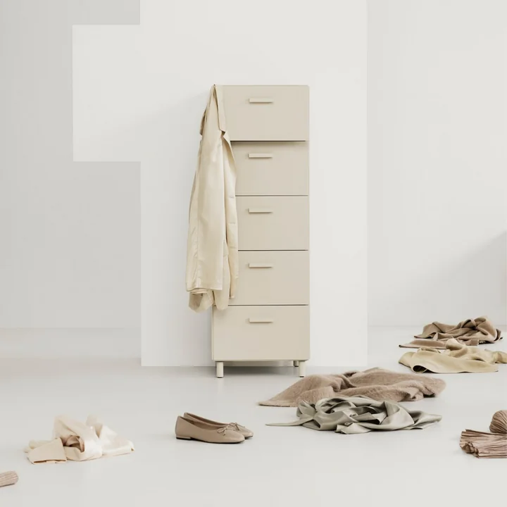 String - Relief Chest of drawers with legs