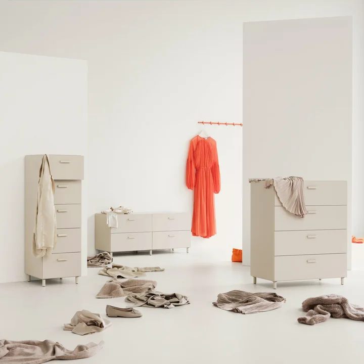 String - Relief Chest of drawers with legs