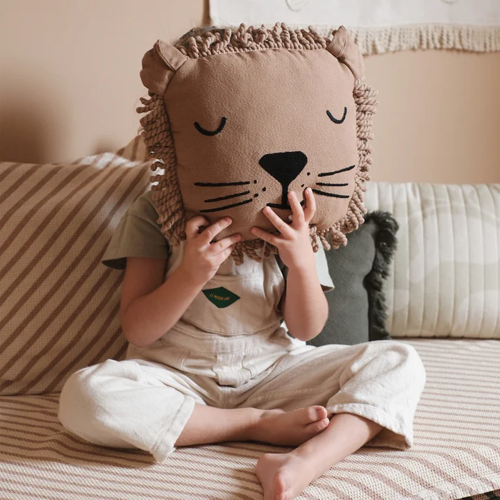 Nobodinoz - Lion cushion, 34 x 34 cm, sesame
