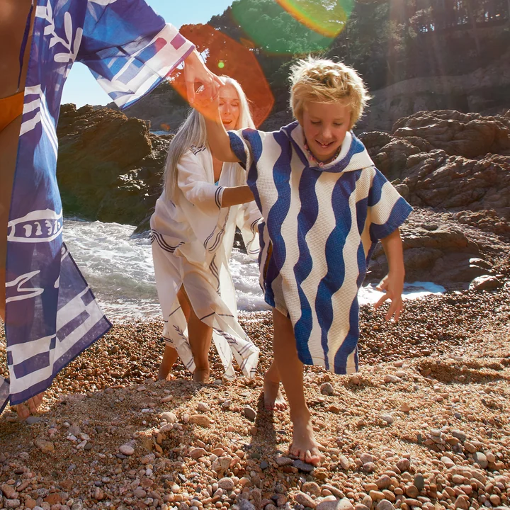 Portofino Muslin poncho, blue waves waffle by Nobodinoz