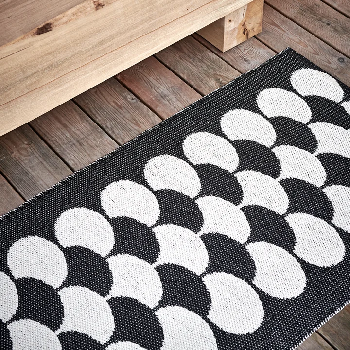 POPPY rug, black by Pappelina