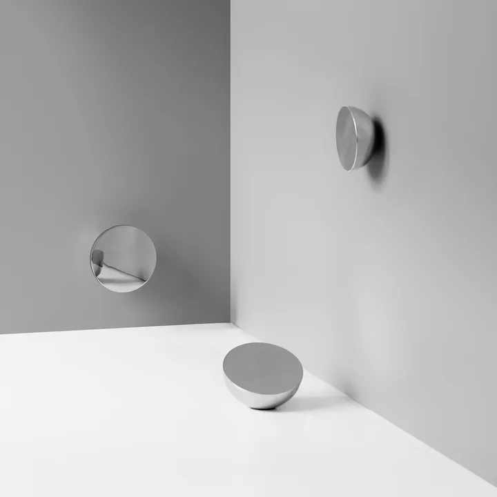 The Aura table mirror from New Works embodies timeless elegance and modern design to perfection. With its simple yet eye-catching appearance, this mirror is an outstanding accessory for any living space.