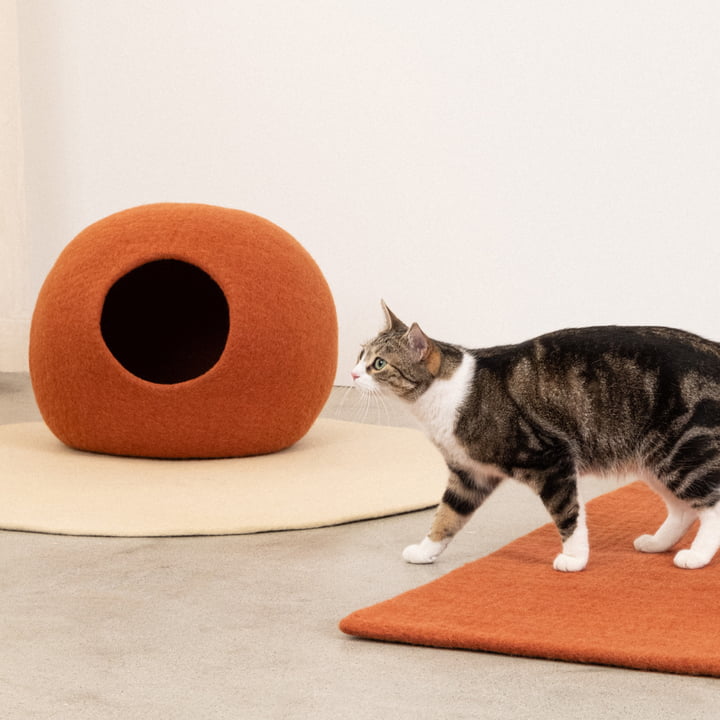 Lora cat cave, rust red from myfelt