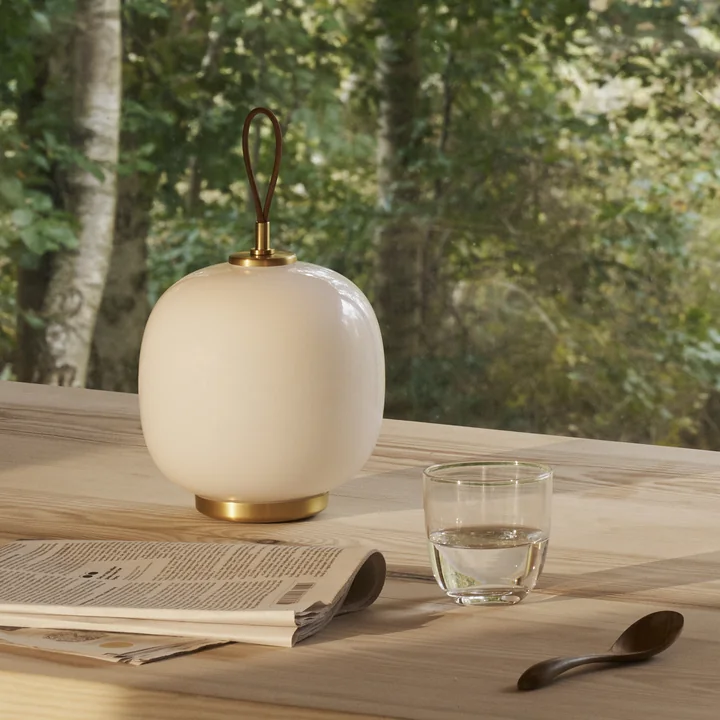 Louis Poulsen - VL45 Radiohus Portable LED table lamp, brass / glossy pale rose