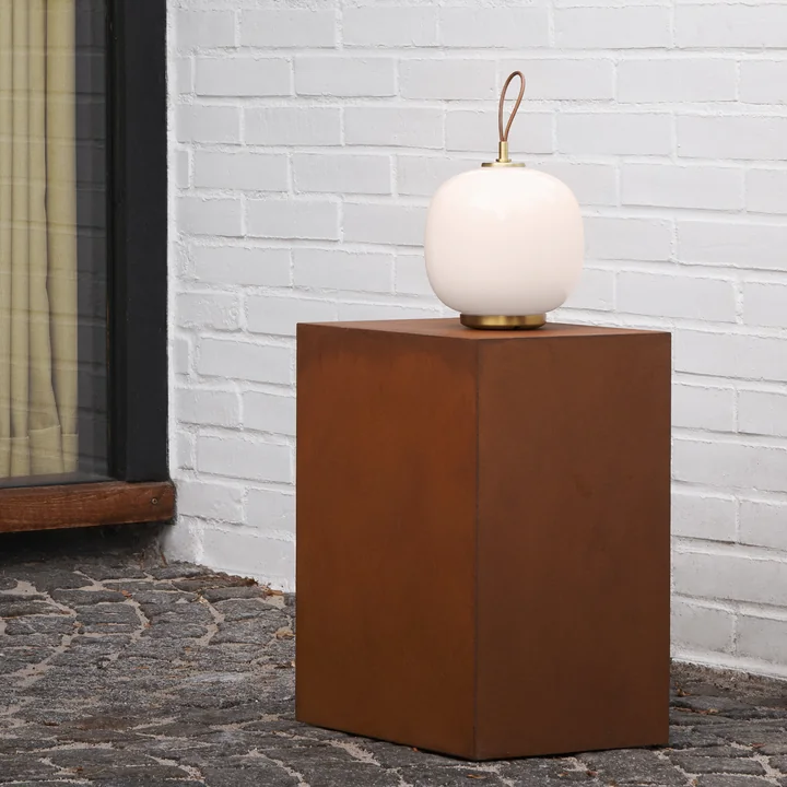 Louis Poulsen - VL45 Radiohus Portable LED table lamp, brass / glossy pale rose