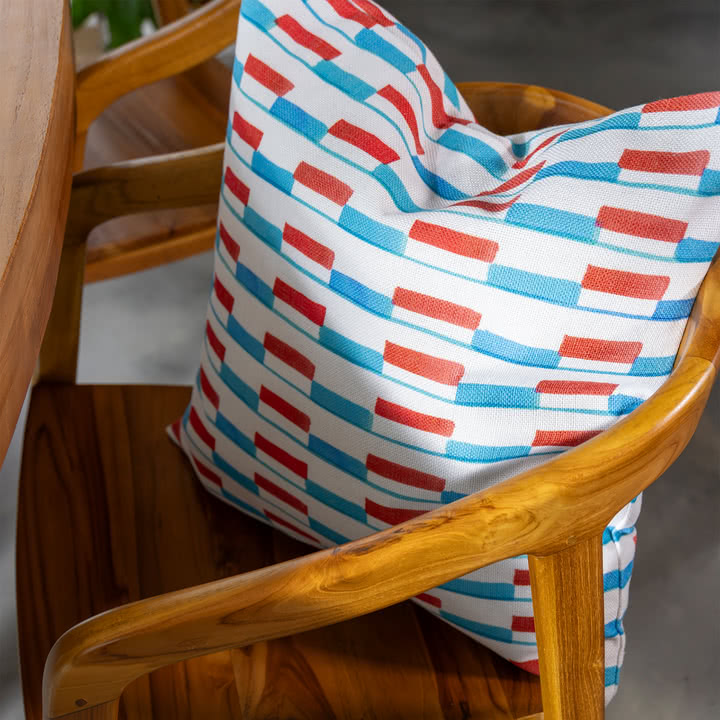 & klevering - Clash Cushion 50 x 50 cm, blue / red