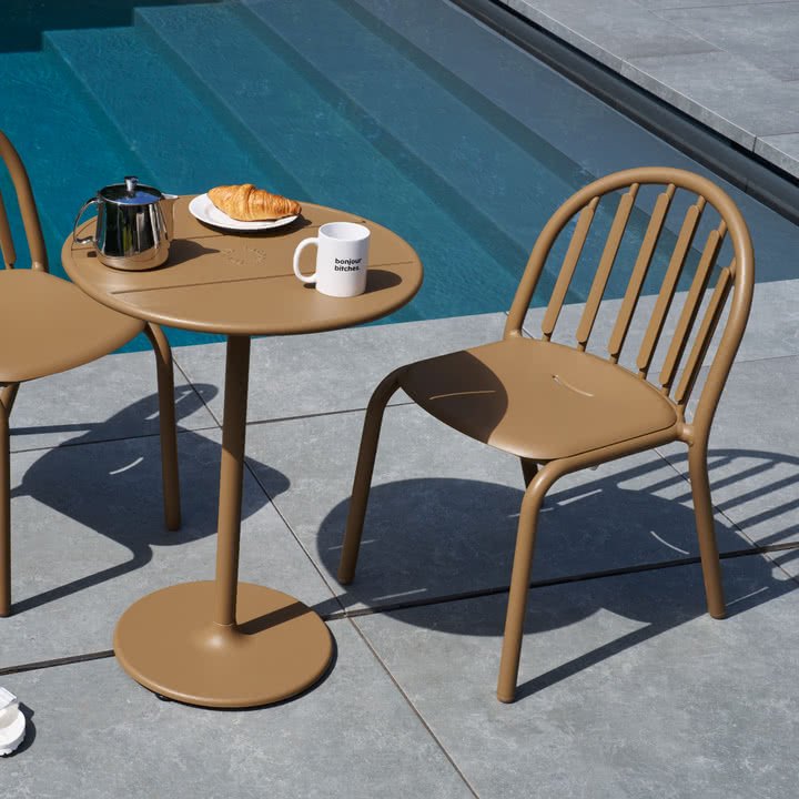 Fatboy - Fred's outdoor chair and table Ø 60 cm, mochaccino