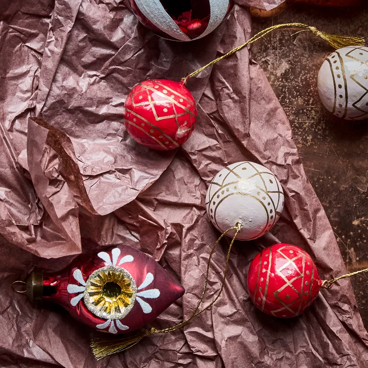 House Doctor - Mach Ornament, Ø 4 cm, red / rose