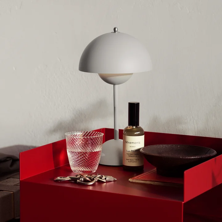 & Tradition - Flowerpot Rechargeable table lamp VP9, matt, light gray / Collect drinking glass