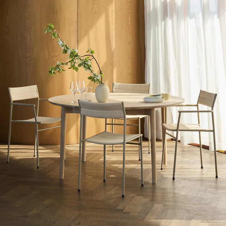 Northern - Expand Dining table Ø 140 cm, light oiled oak, Vev armchair, gray beige / natural