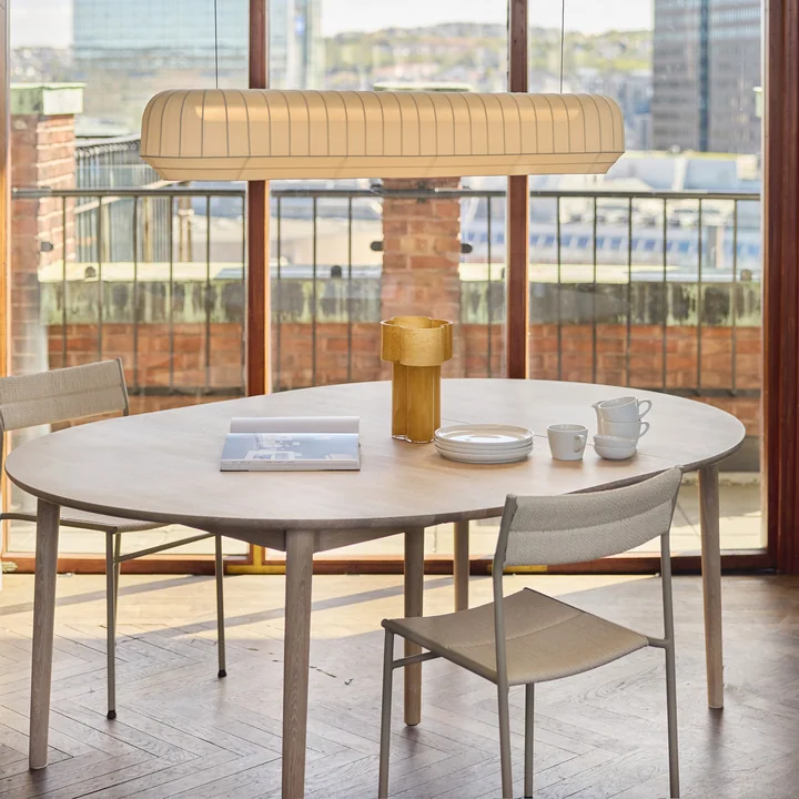 Northern - Expand Dining table Ø 140 cm, light oiled oak, Vev chair, gray beige / natural