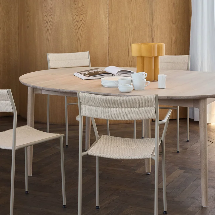 Northern - Expand Dining table Ø 140 cm, light oiled oak, Vev chair, gray beige / natural