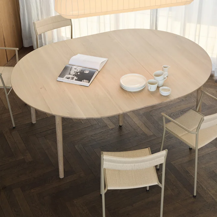 Northern - Expand Dining table Ø 140 cm, light oiled oak, Vev chair, gray beige / natural