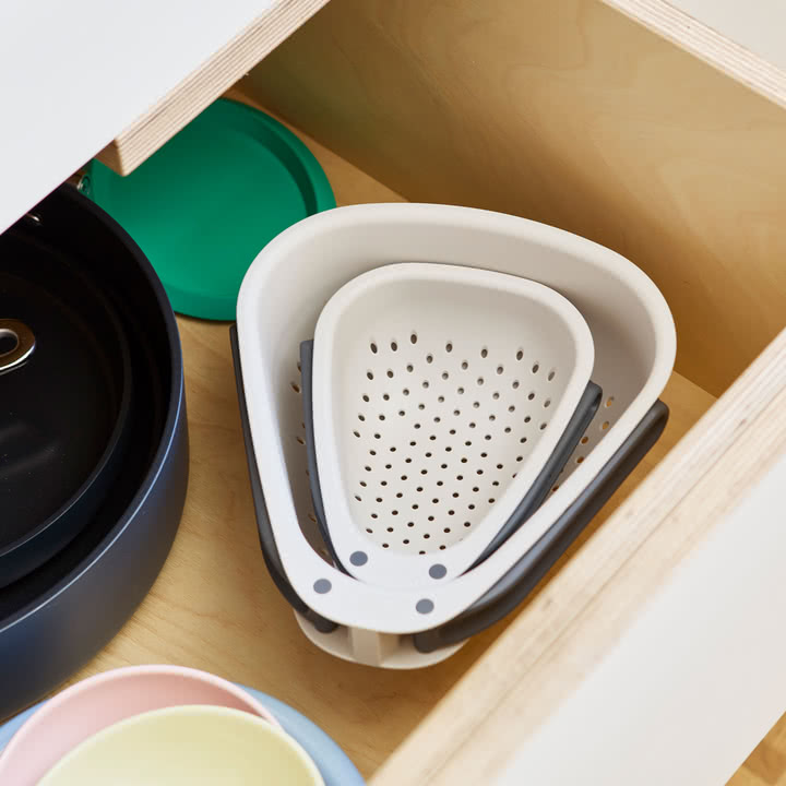 Joseph Joseph - Droplet Kitchen colander with foldable handles, stone