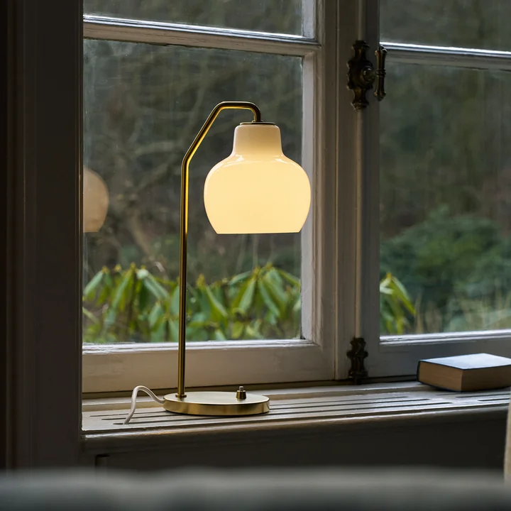 Louis Poulsen - VL Ring Crown table lamp, brass / opal