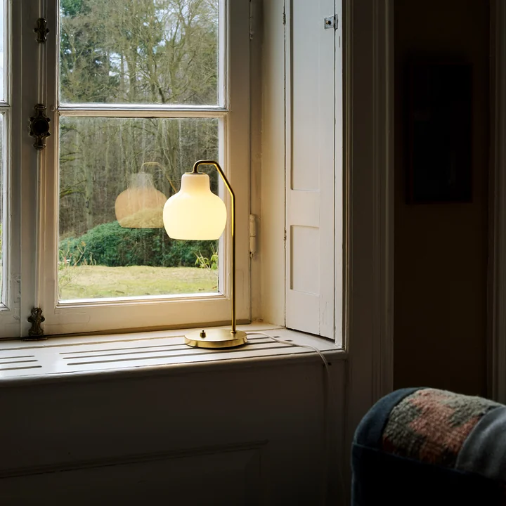 Louis Poulsen - VL Ring Crown table lamp, brass / opal