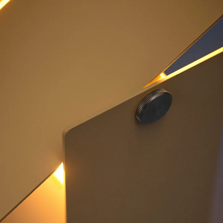 Moebe - Pivoting table lamp, sand