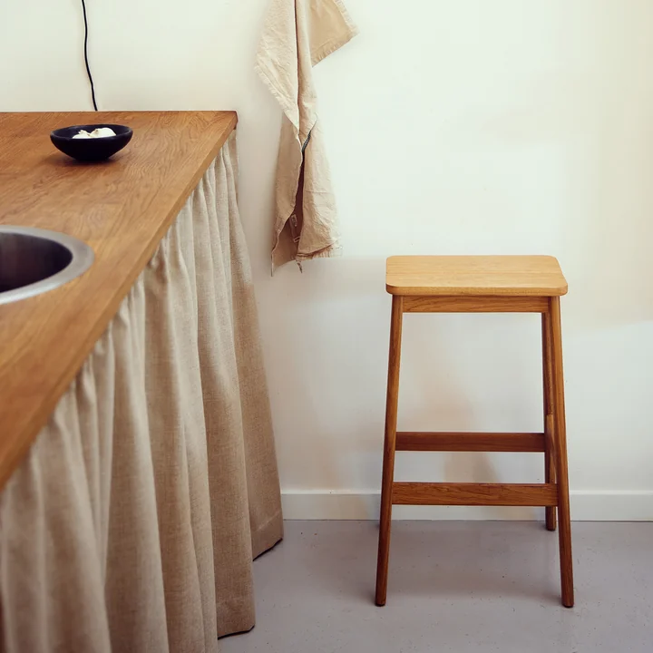 Form & Refine - Angle Bar stool H 65 cm, oiled oak