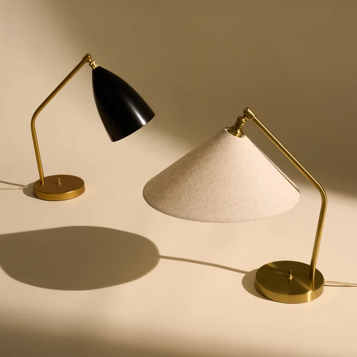 Gubi - Gräshoppa Table lamp, shiny brass / canvas