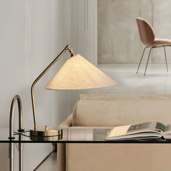 Gubi - Gräshoppa Table lamp, shiny brass / canvas