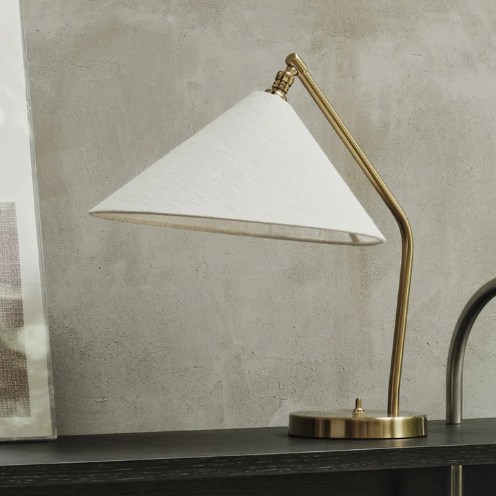 Gubi - Gräshoppa Table lamp, shiny brass / canvas