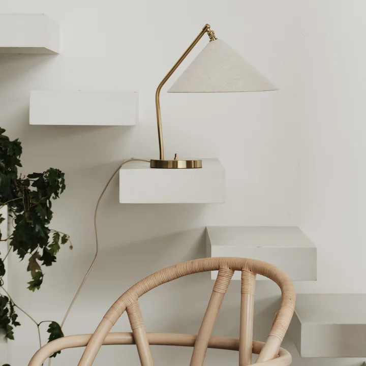 Gubi - Gräshoppa Table lamp, shiny brass / canvas