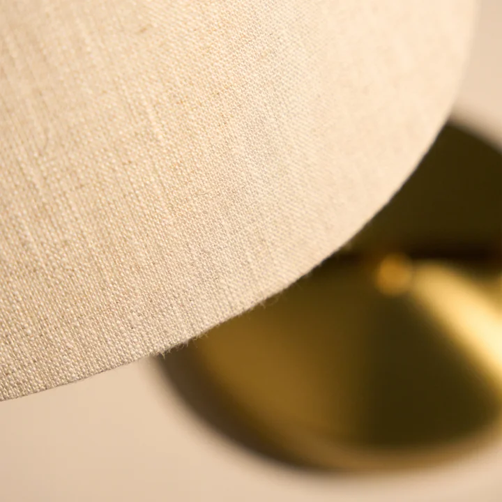 Gubi - Gräshoppa Table lamp, shiny brass / canvas