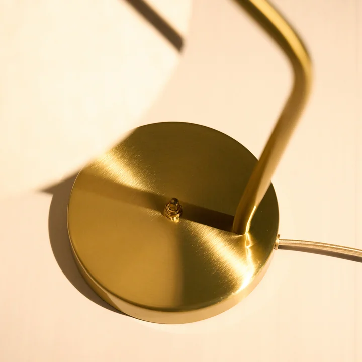Gubi - Gräshoppa Table lamp, shiny brass / canvas