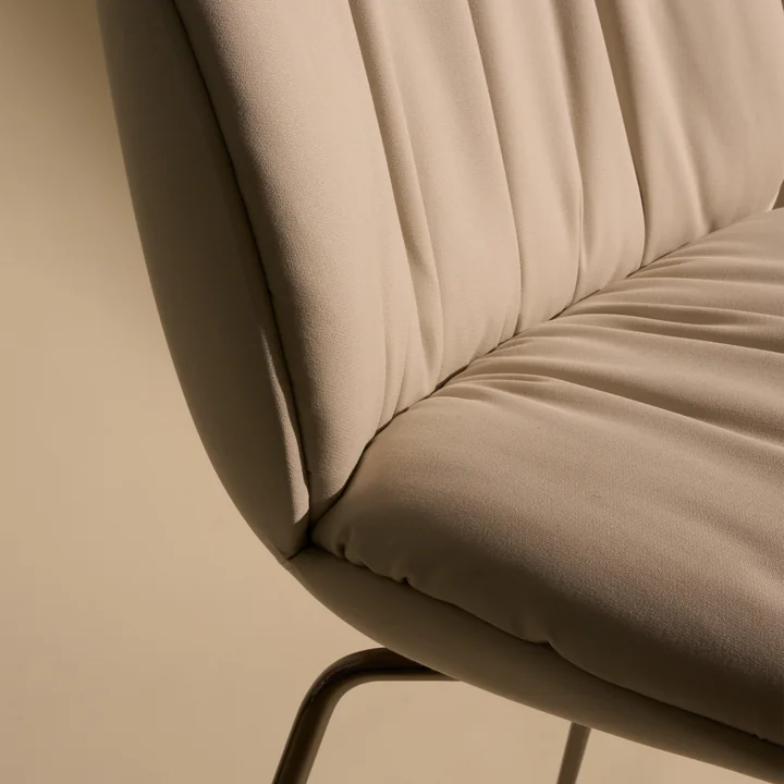 Gubi - Beetle Soft Chair, fully upholstered, black chrome / Reales (001)