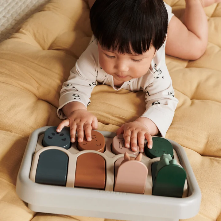 LIEWOOD - Aviva pop up toy, sandy multi mix