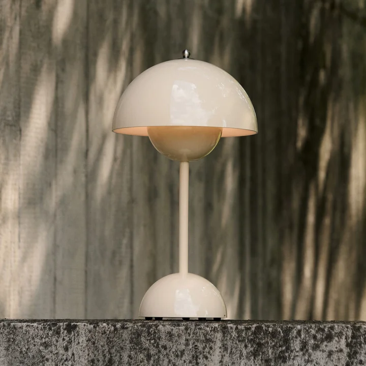 & Tradition - Flowerpot Rechargeable table lamp VP9 with magnetic charging cable, ivory