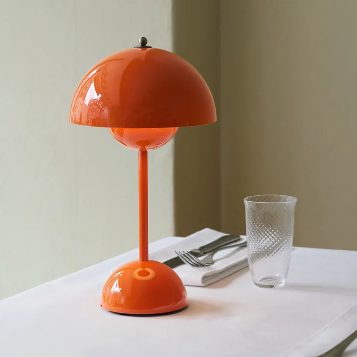 & Tradition - Flowerpot Rechargeable table lamp VP9 with magnetic charging cable, zesty orange