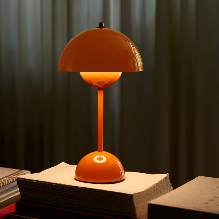 & Tradition - Flowerpot Rechargeable table lamp VP9 with magnetic charging cable, zesty orange