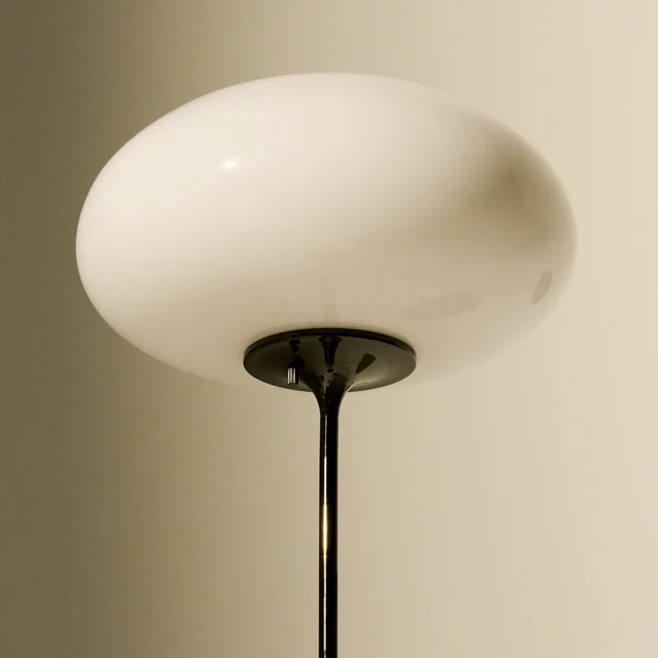 Gubi - Stemlite Floor lamp, black chrome / opal