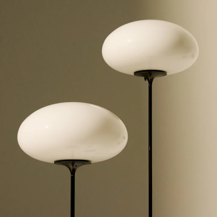 Gubi - Stemlite Floor lamp, black chrome / opal