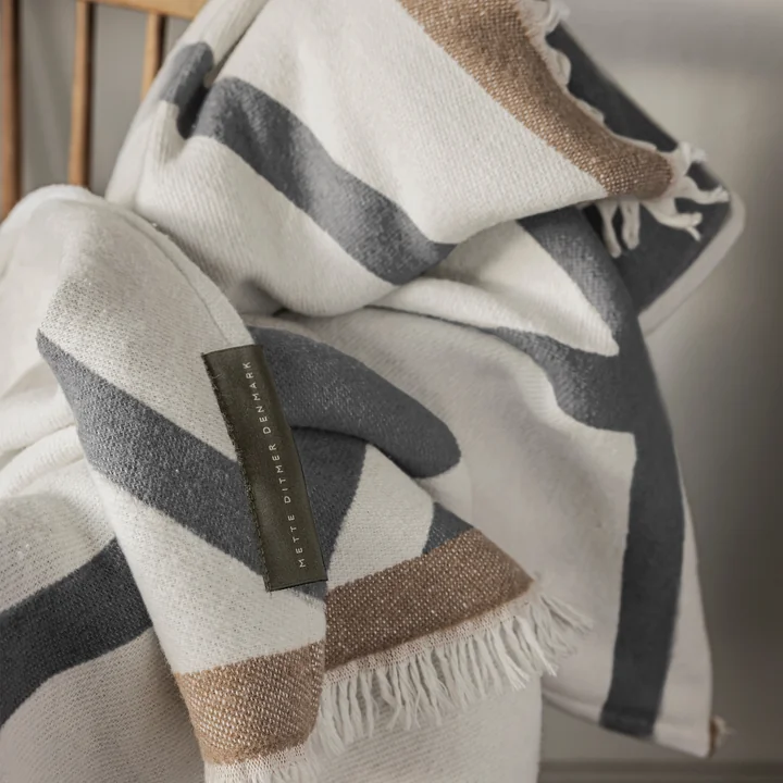 Mette Ditmer - Shadow Blanket, 130 x 175 cm, off-white / gray