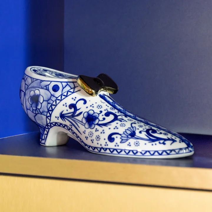 & klevering - Delftware Shoe Money box