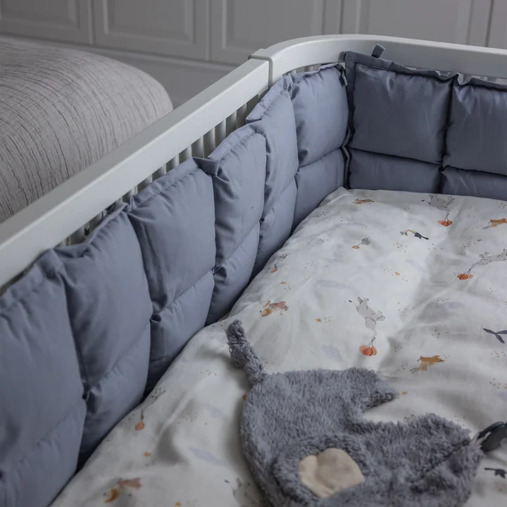 Sebra - Baby cot bumper, quilted / dusty blue